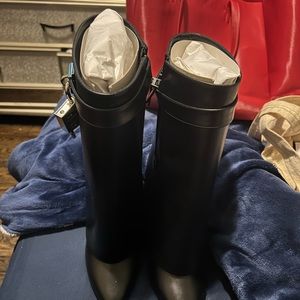 size 41 authentic comes with dust bags and box. Will fit size 9 and 9.5